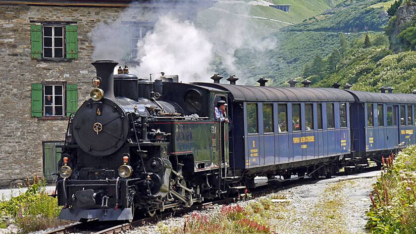 Steht unter Dampf: Die Bahn auf der Furka-Bergstrecke im Sommer.