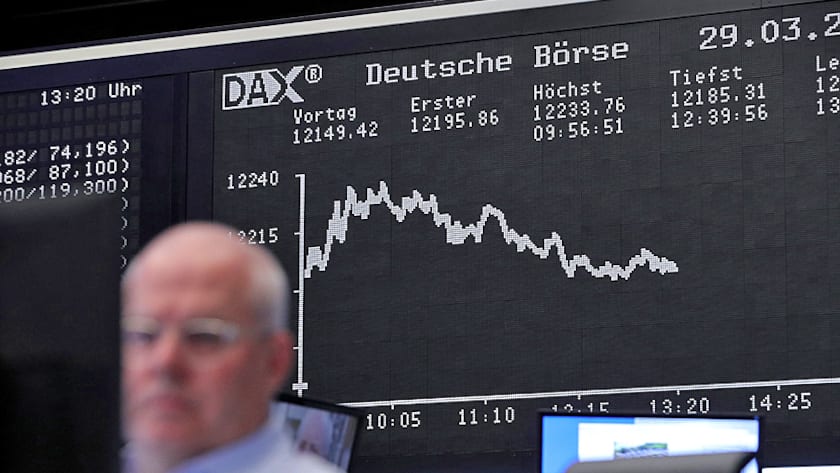 Ein Trader in der Börse in Frankfurt.