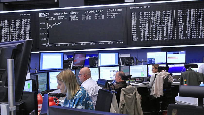 Trader arbeiten in der Börse von Frankfurt.