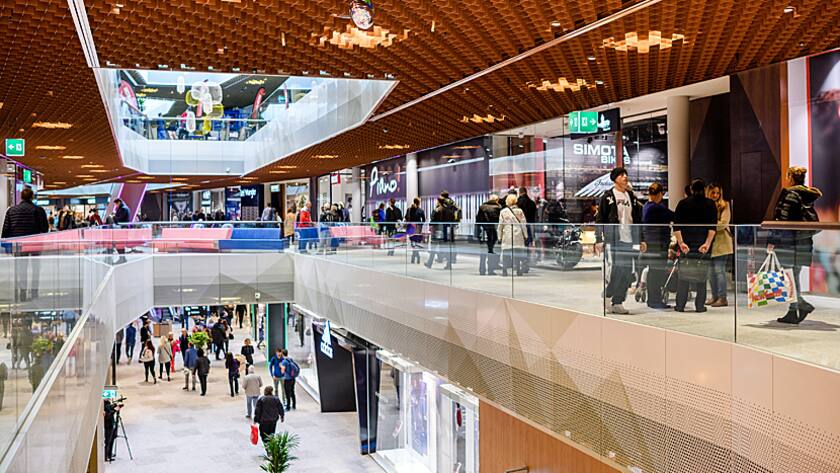 Kunden im neuen Einkaufszentrum "Mall of Switzerland" in Ebikon bei Luzern.