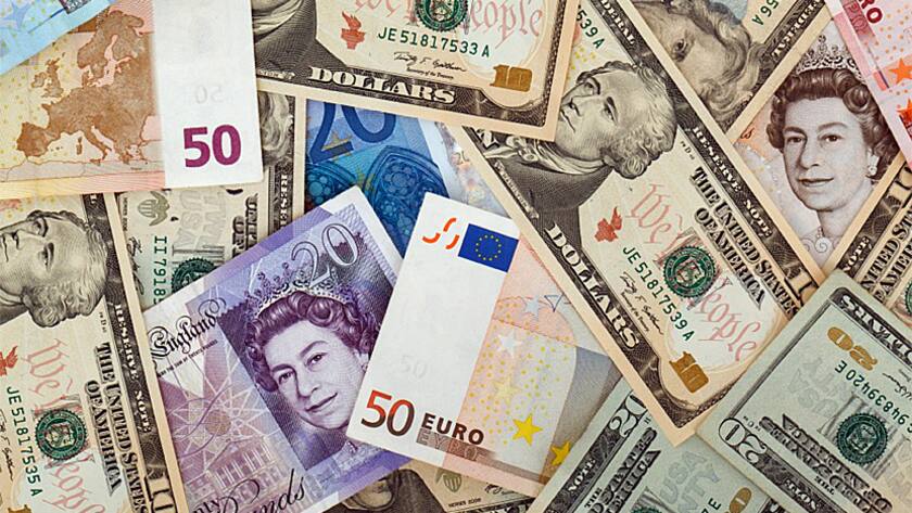 Devisen auf einem Haufen: Dollars, Pfund und Euros.