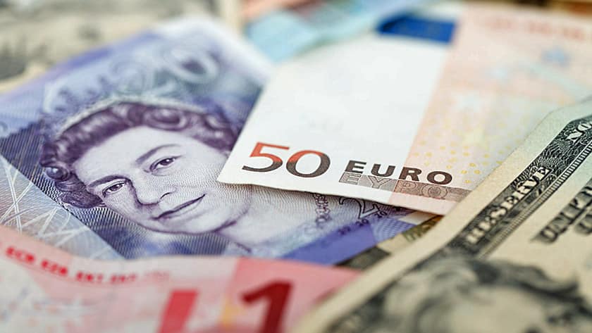 Devisen auf einem Haufen: Dollars, Euros und britische Pfund.