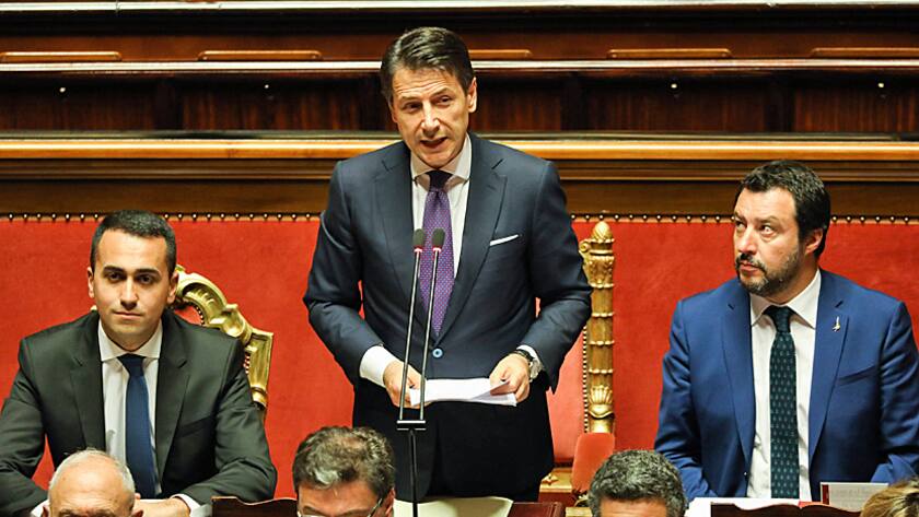 Italiens Premierminister Giuseppe Conte (stehend) mit seinen beiden Vize-Ministern Luigi Di Maio (links, 5Stelle) und Matteo Salvini (Lega).
