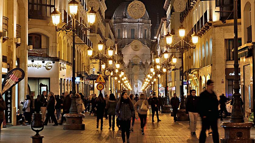 Die Kassen klingeln: Weihnächtliche Stimmung in der Einkaufsstrasse.