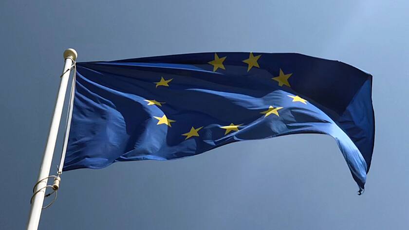 Fahne der Europäischen Union weht im Wind.