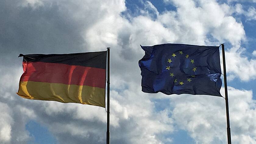 Flaggen von Deutschland und der EU wehen im Sturm in Friedrichshafen.