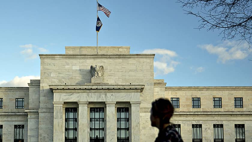 Ein Fussgänger von dem Gebäude der US-Notenbank Fed in Washington.