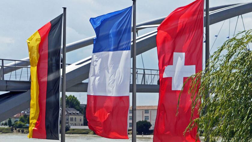 Flaggen von Deutschland, Frankreich und der Schweiz bei der Dreiländerbrücke in Basel.