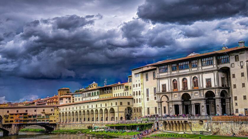 Über Florenz braut sich ein Gewitter zusammen.