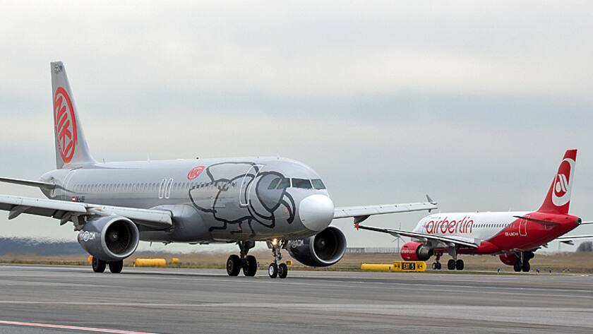 Ein Passagierflugzeug der Niki Luftfahrt kreuzt auf dem Flughafen Wien eine Air-Berlin-Maschine (Jan. 2016)