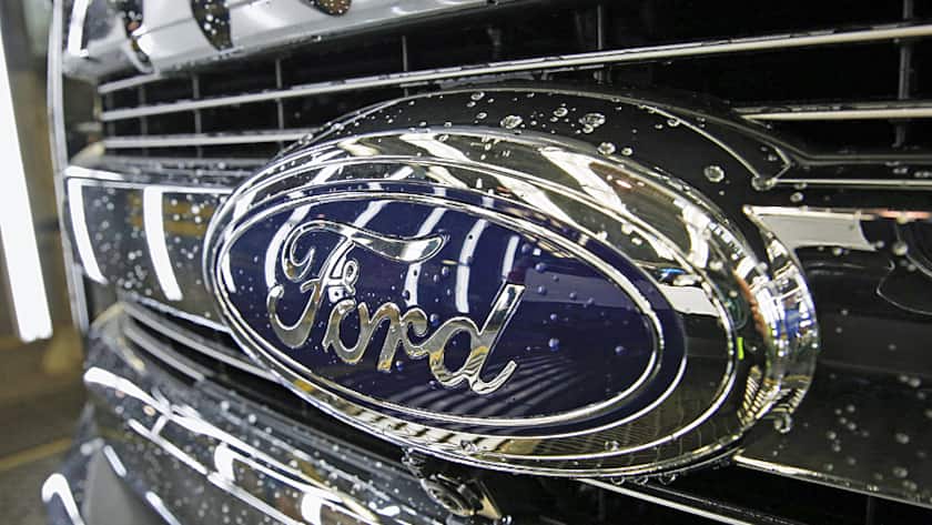 Ford-Logo an einem Lastwagen F 150 von 2015.