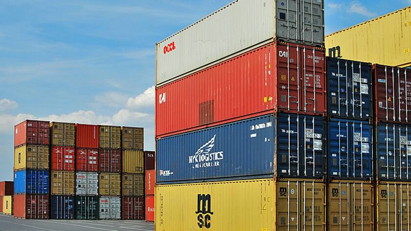 Frachtcontainer warten auf ihren Transport.