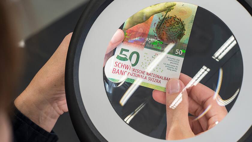 Prüfung einer 50er Note aus der 2016er Serie.