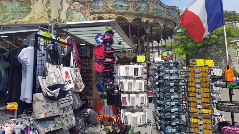 Souvenirstand in Pariser Stadtteil Montmartre inklusive Tricolore.