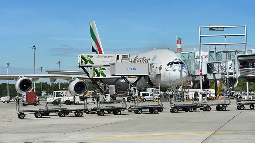 Gategourmet belädt ein Flugzeug am Flughafen Zürich.