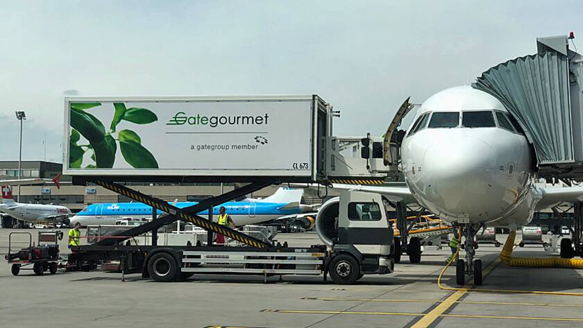 Ein Flugzeug wird am Flughafen Zürich mit Verpflegung von Gategourmet beladen.