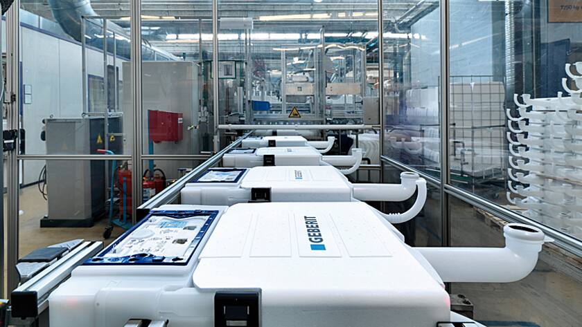 Spülbecken in der Produktion von Geberit.