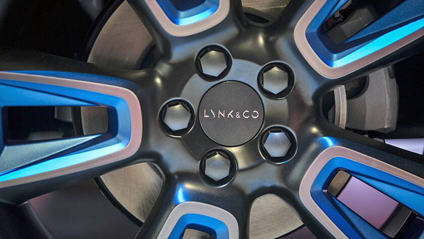 Das Rad eines Link-&-Co-Hybrid-SUV des chinesischen Autobauers Geely (April 2017).