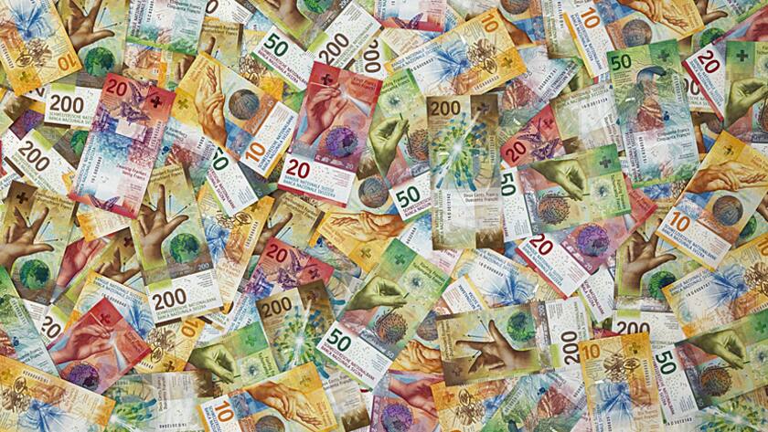 10er-, 20er, 50er- und 200er-Noten der neuen (9.) Schweizer Banknotenserie auf einem Haufen.