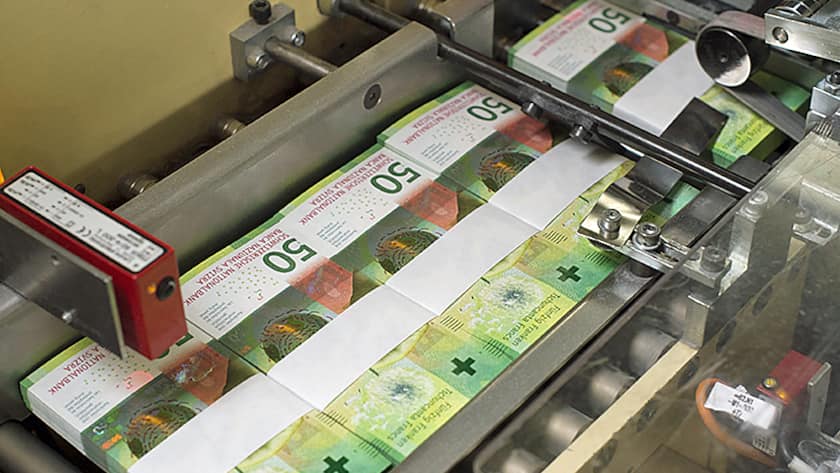 Neue 50er-Noten werden in der Druckerei Orell Füssli sortiert.