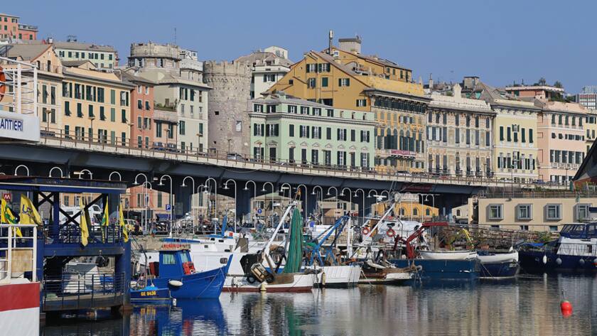 Blick auf die italienische Hafenstadt Genua.