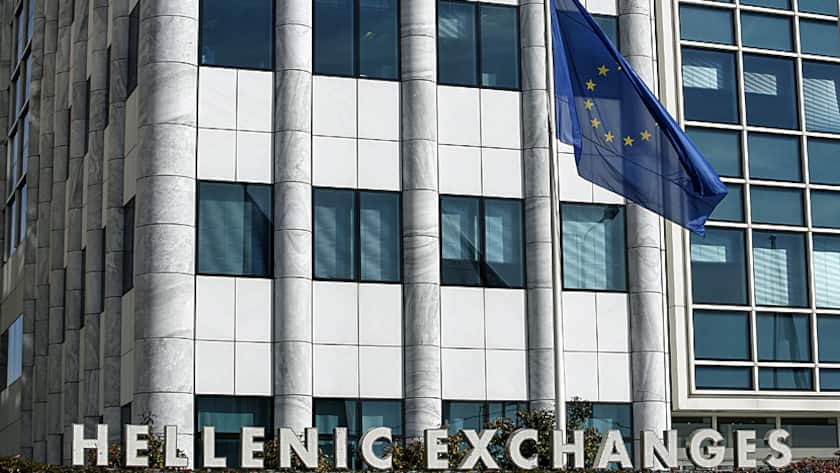 Die EU-Flagge weht vor der griechischen Börse in Athen (Feb. 2017).