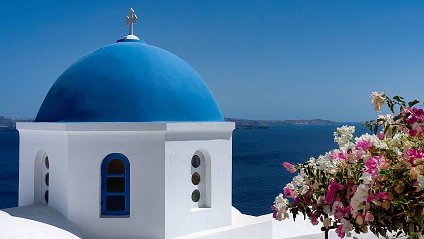 Blick über eine Kapelle in Santorini, Griechenland.