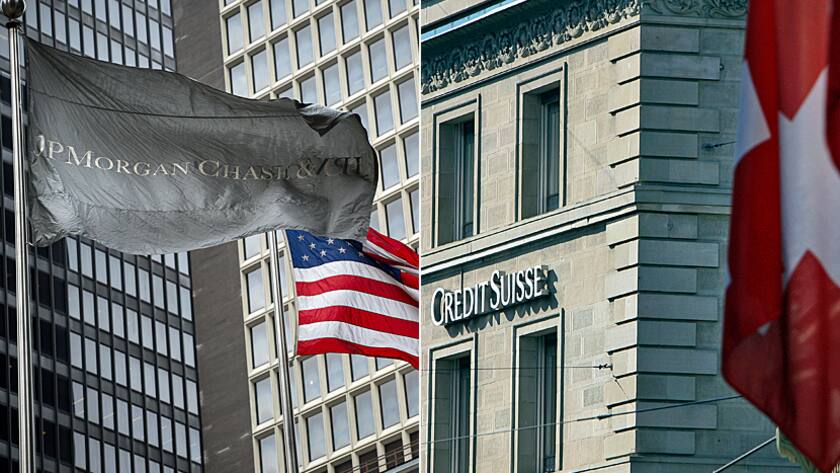 Hauptsitz der J.P.-Morgan-Chase-Bank in New York und eine Credit-Suisse-Filiale in Zürich.