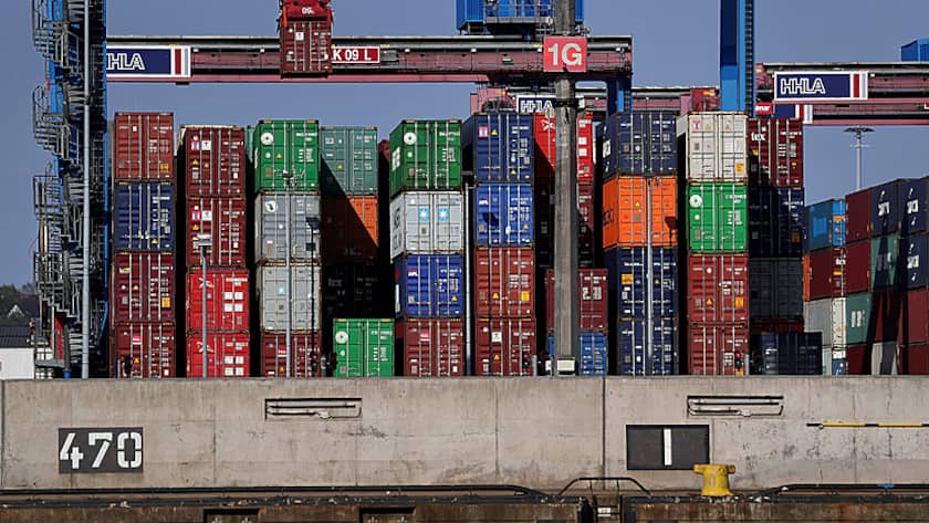 Frachtcontainer im Hafen von Hamburg.