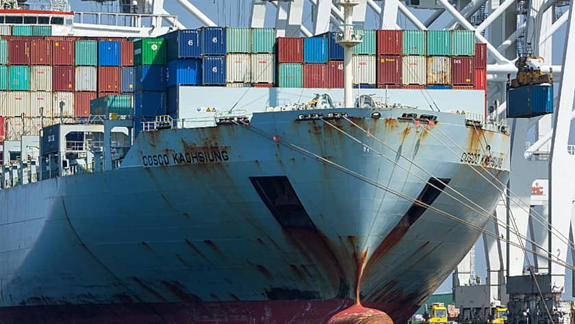 Ein Frachtschiff im Hafen von Long Beach in Kalifornien, USA.