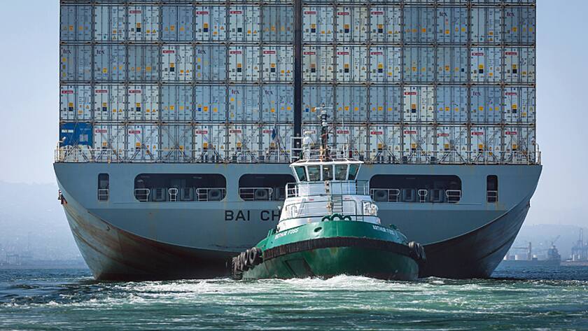 Ein Frachtschiff im Hafen von Long Beach in Kalifornien, USA.