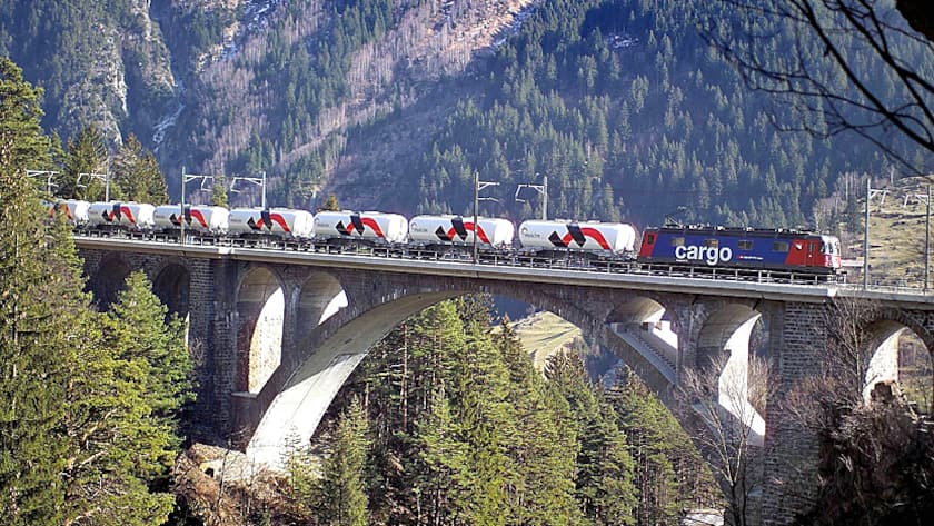 Ein SBB-Cargo-Zug mit Holcim-Silowagen auf der Gotthardstrecke bei Wassen.