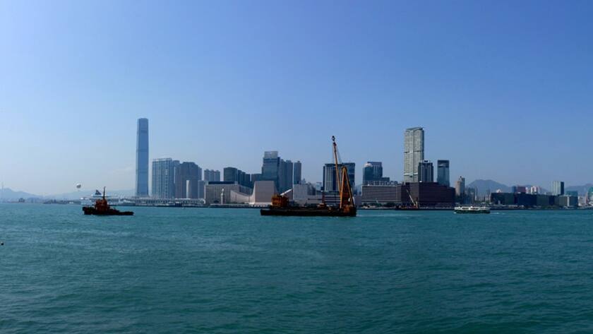Blick über den Victoria Harbour auf den Hongkonger Stadtteil Kowloon.