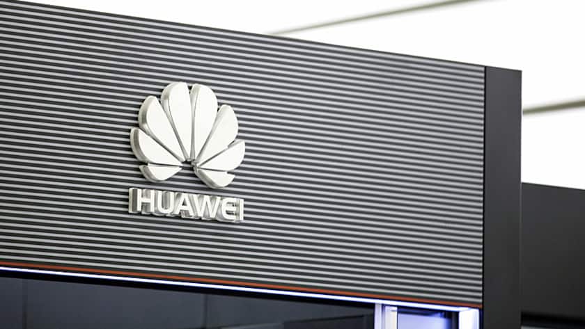 Das Huawei-Logo in einem Showroom am Hauptsitz des Unternehmens in Shenzhen, China (5.6.2018)