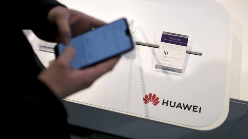 Ein Verkäufer führt ein Huawei-Smartphone P20 Pro vor (Toronto, 9.7.2018).