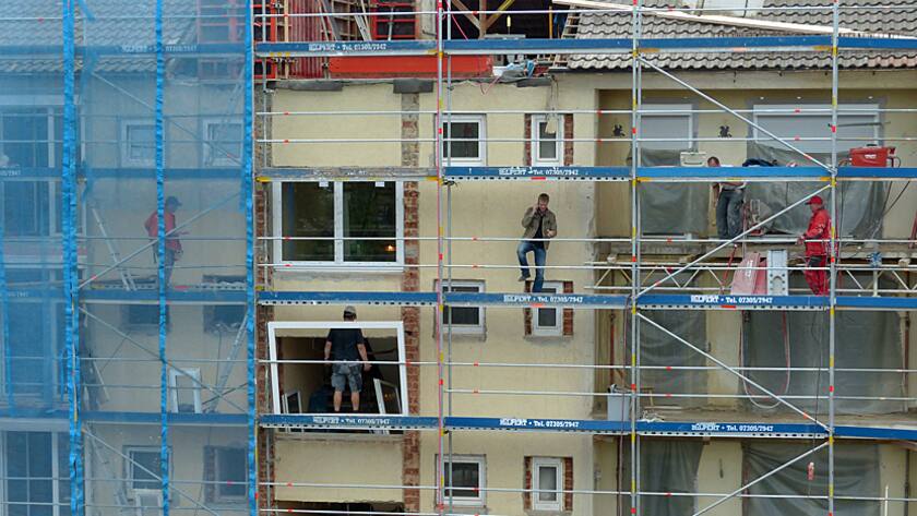Ein Mehrfamilienhaus wird saniert.