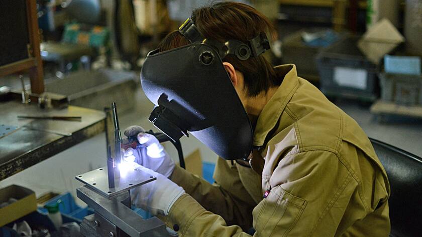 Ein Arbeiter beim Löten.