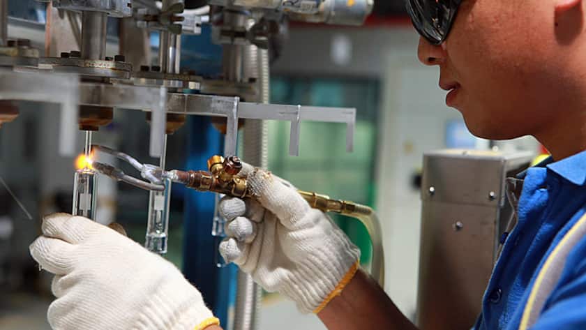 Ein Arbeiter beim Löten.