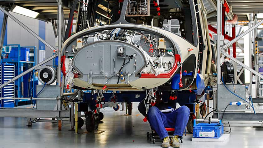 Arbeiten an einem AgustaWestland-Helikopter AW139 in der Leonardo-Fabrik in Vergiate, Italien (30.1.2018).