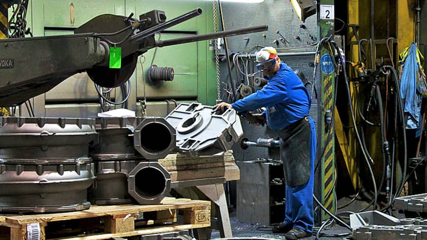 Ein Vonroll-Mitarbeiter im Werk in Emmenbrücke (das Werk gehört inzwischen nicht mehr zu Von Roll).