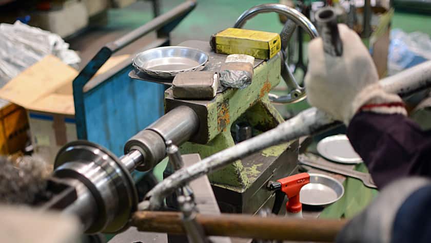 Ein Arbeiter beim Metall biegen.