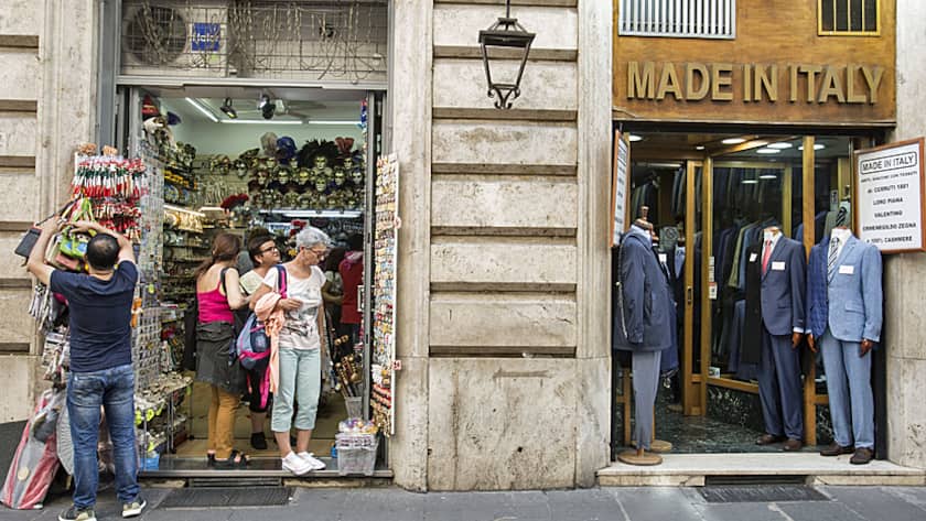 Souvenir- und Modeladen in Rom (Mai 2018).