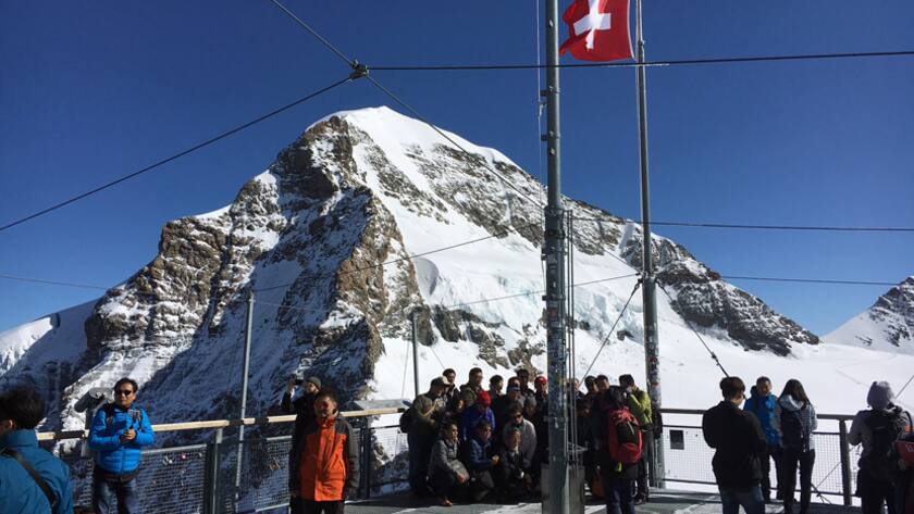 Asiatische Touristen lassen sich auf dem Jungfraujoch fotografieren.