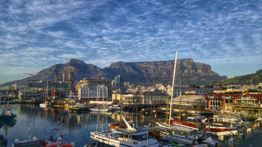 Blick auf Kapstadt, eine Hafenstadt an der Südwestküste Südafrikas, mit dem Tafelberg im Hintergrund.