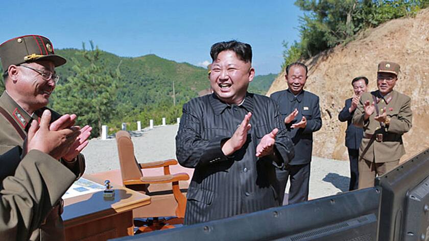 Der nordkoreanische Diktator Kim Jong-un freut sich zusammen mit hochrangigen Militärs über den gelungenen Test einer Interkontinentalrakete (Juli 2017).
