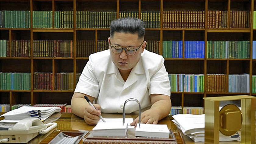 Der nordkoreanische Diktator Kim Jong-un unterzeichnet einen Befehl für den Teststart einer Interkontinentalrakete (Juli 2017).