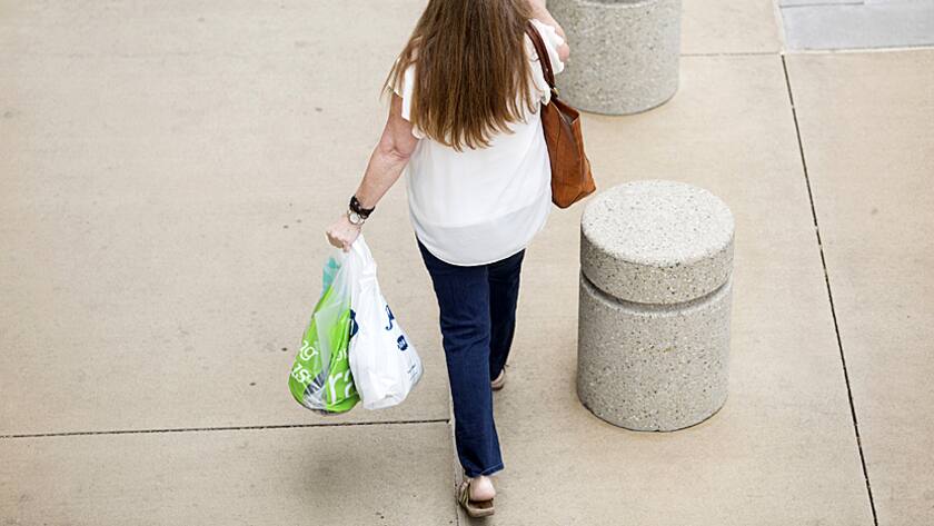 Shopperin mit Einkaufstüten in der Park Lane Mall in Dallas, Texas (Mai 2016).