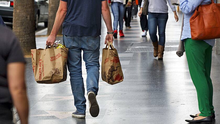 Konsument mit Joe's-Co.-Taschen auf dem Walk of Fame in Hollywood, Kalifornien (März 2016).