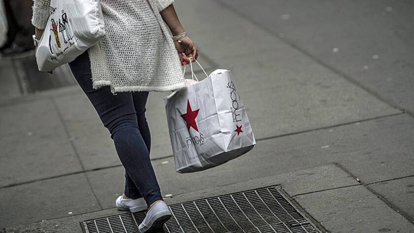 Konsumentin mit Macy's-Einkaufstasche in Brooklyn, New York (Mai 2016).