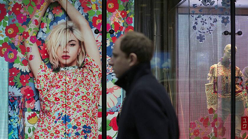 Passant vor dem Uniqlo-Shop an der Fifth Avenue in New York (März 2016)